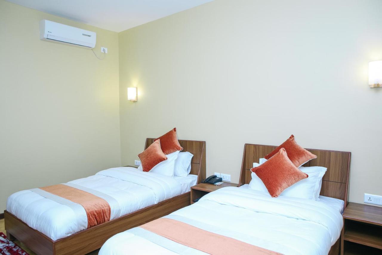 Om Gaura Hotel Pokhara Esterno foto