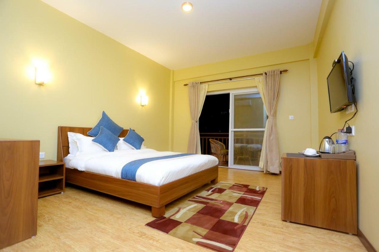Om Gaura Hotel Pokhara Esterno foto
